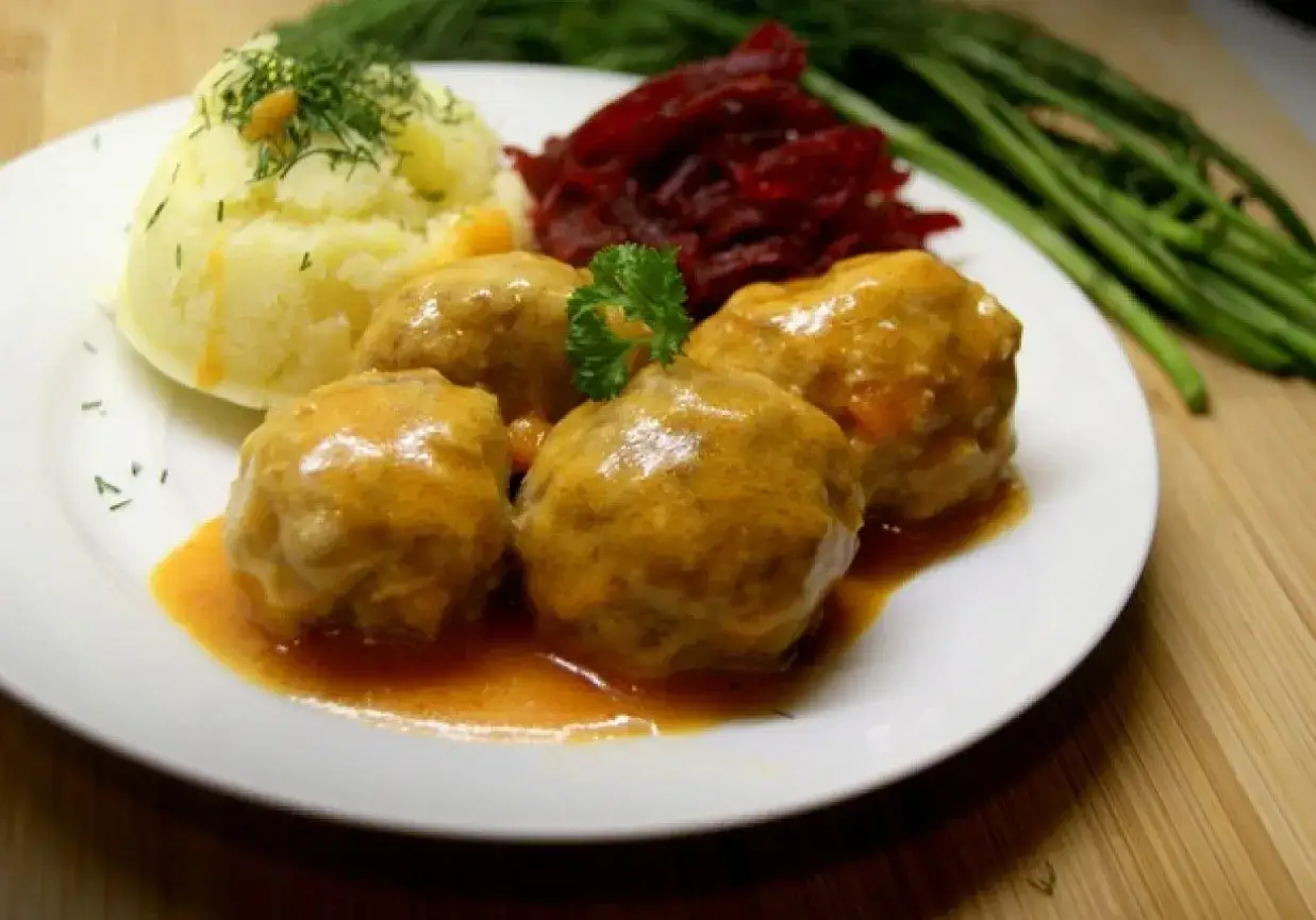 Pyszne pulpeciki w sosie pomidorowym, podane z puree ziemniaczanym i buraczkami.