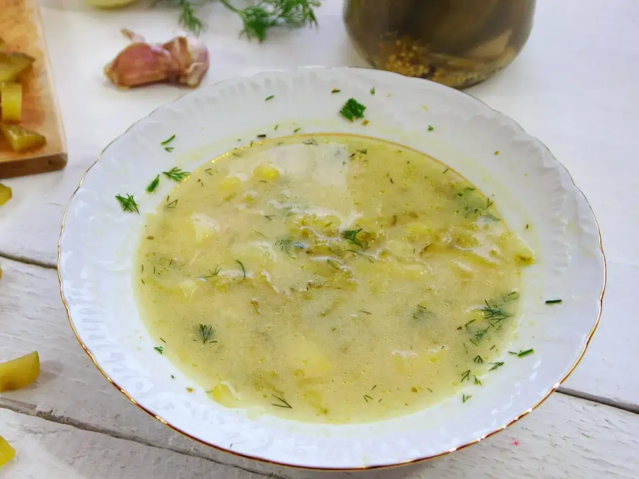 Aksamitna zupa ogórkowa, pełna smaku i aromatu. Idealna na chłodne dni, jedna z tych dobrych zup domowych.