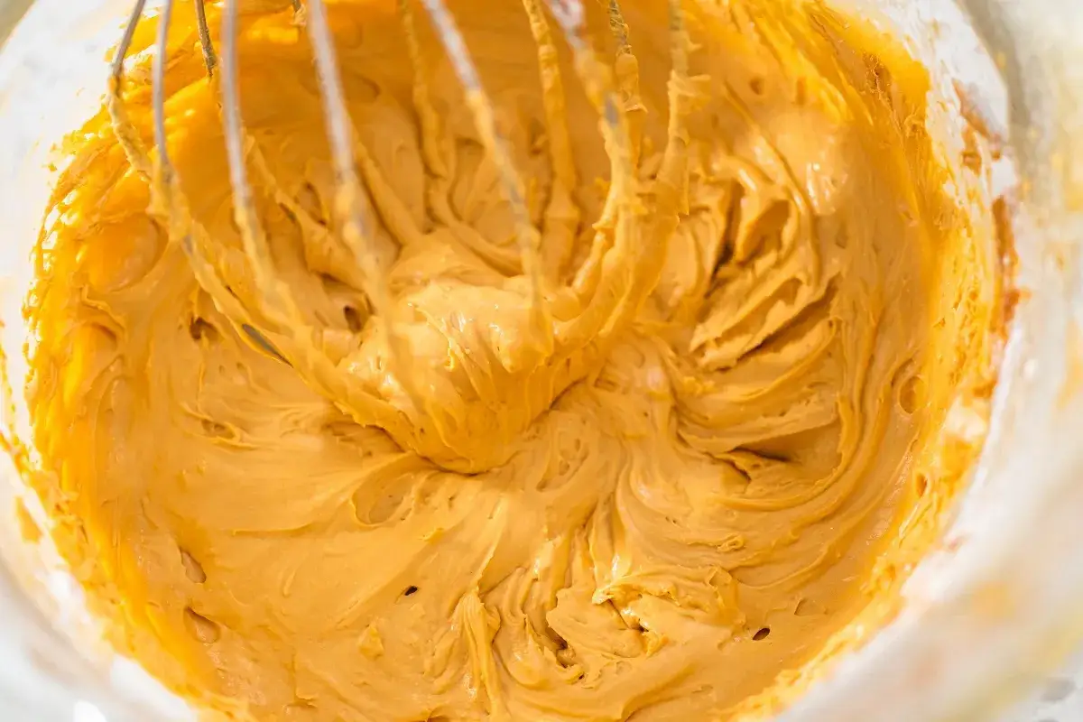 Krem z masy kajmakowej i mascarpone, ubijany mikserem, tworzy gładką, puszystą masę o pięknym, karmelowym kolorze.
