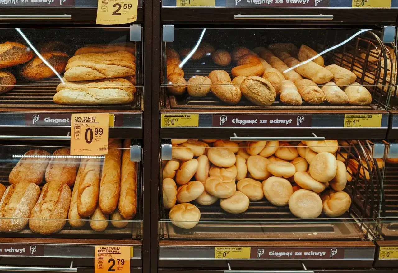 Na półkach Biedronki świeże bułki i chleb. Cena za 5 bułek 0,99 zł. Ile kalorii ma bułka z Biedronki? Zależy od rodzaju.