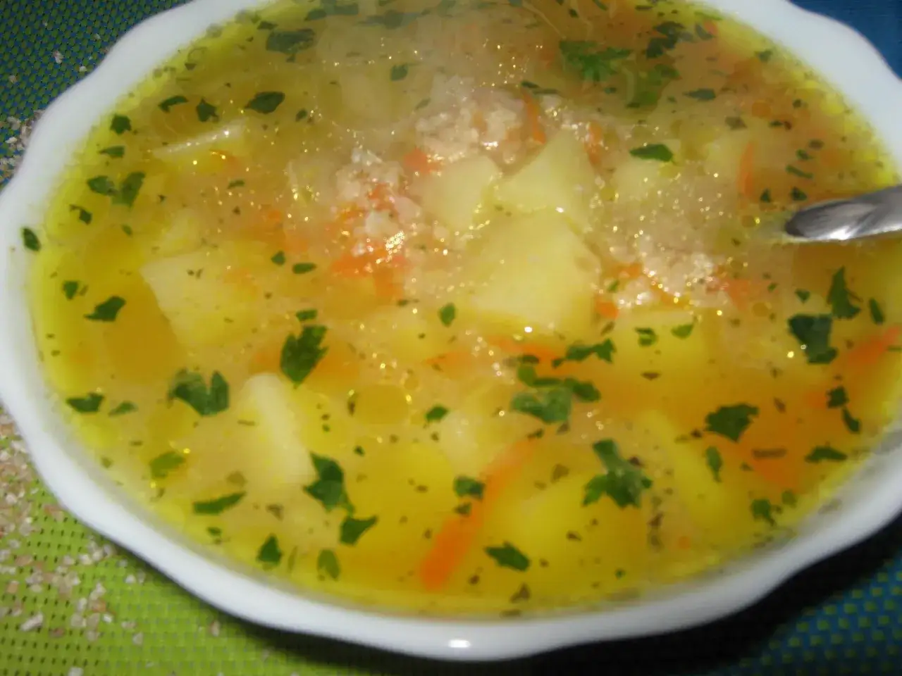 Aromaticzny zupa krupnik przepis babci. Gorąca, złocista, pełna ziemniaków, marchewki i zieleniny.