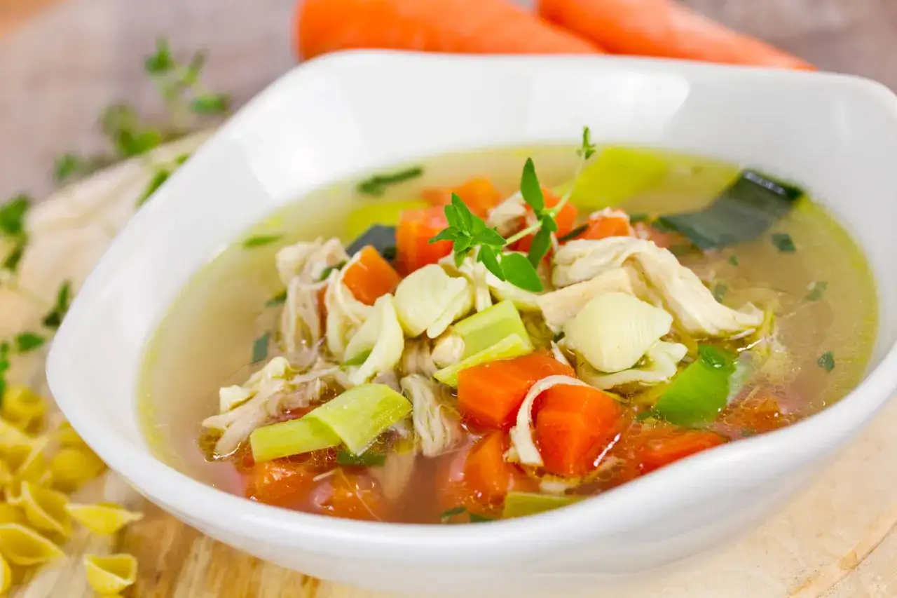 Aromaticzny rosół z makaronem, kurczakiem i warzywami. Idealny na lekki posiłek, niskokaloryczny rosół kcal.