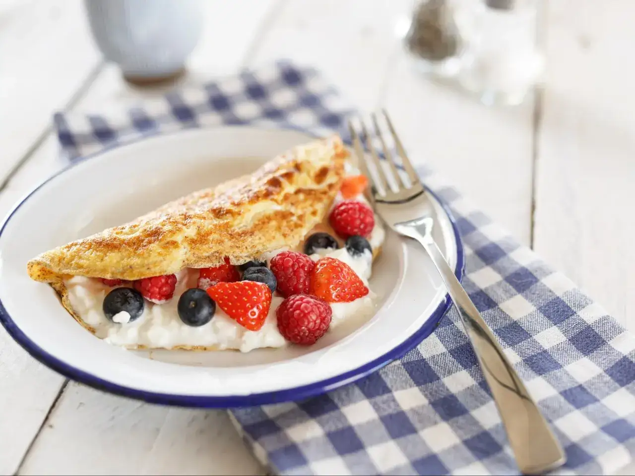 Słodki omlet z twarożkiem i owocami leśnymi, idealny na śniadanie. Wypróbuj ten przepis na omlet na słodko!