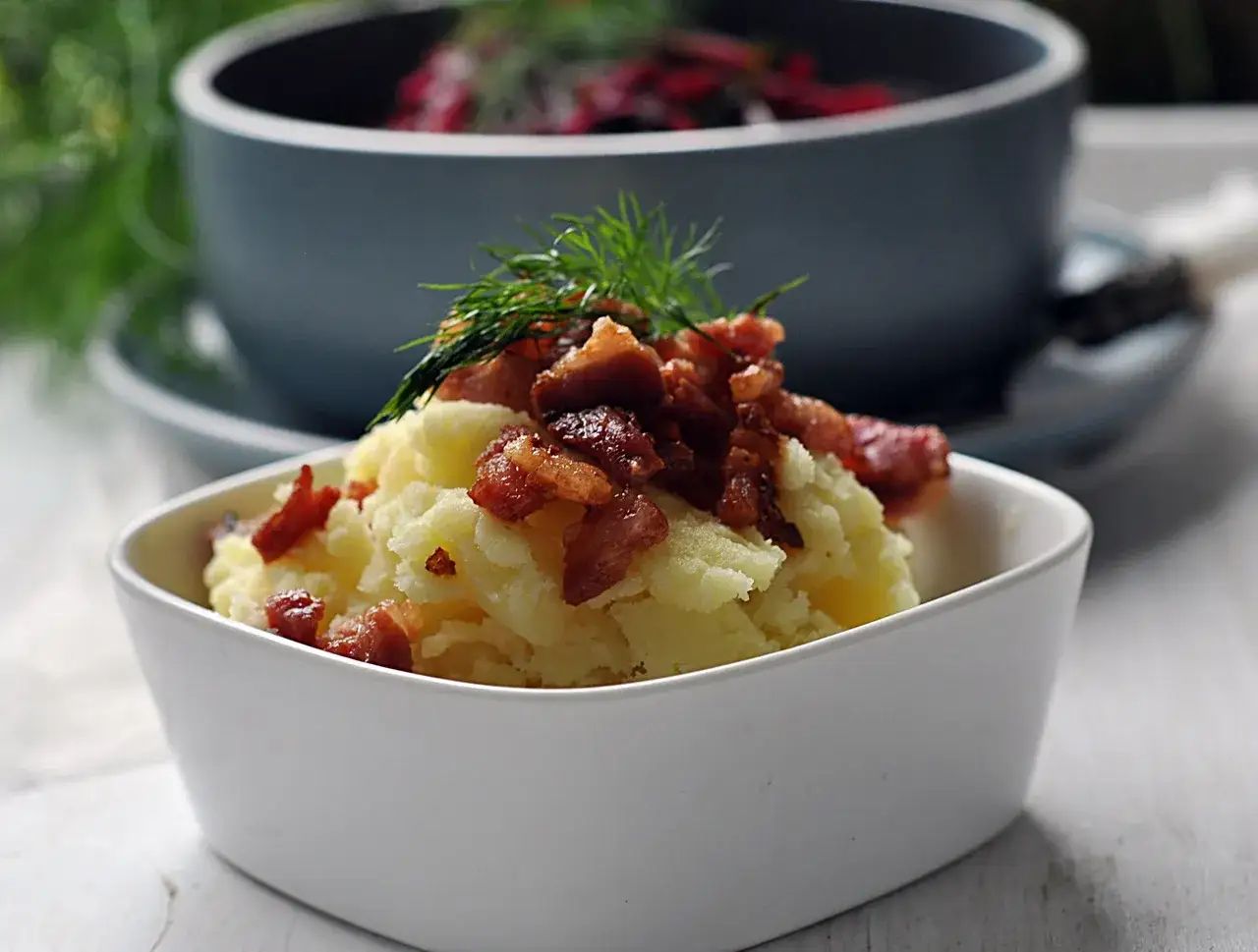 Pyszne puree ziemniaczane z chrupiącym boczkiem i koperkiem, idealne jako dodatek do zupy z botwiny.