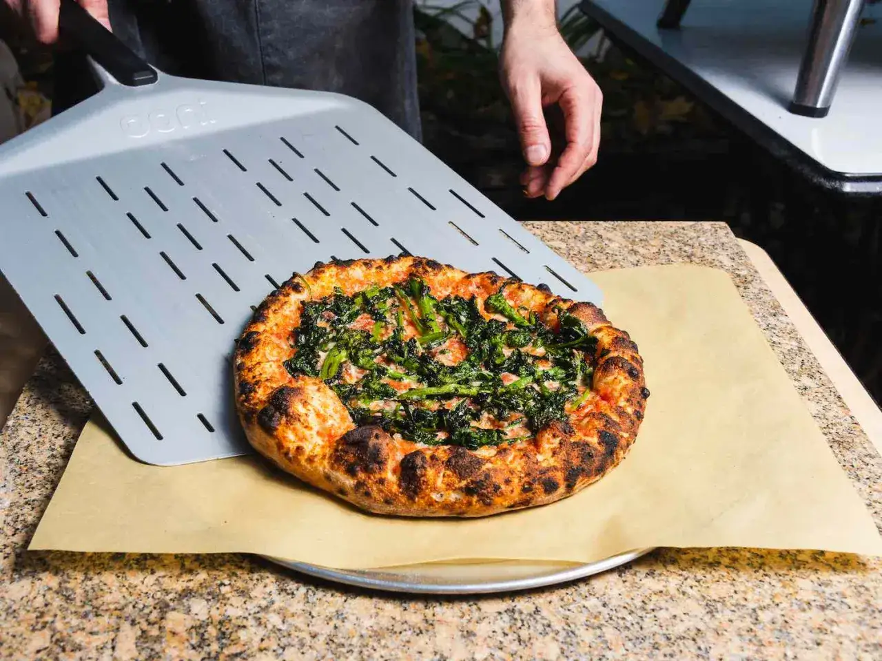 Pyszna pizza włoska z zielonymi warzywami, gotowa do podania. Idealny przepis na domową ucztę.