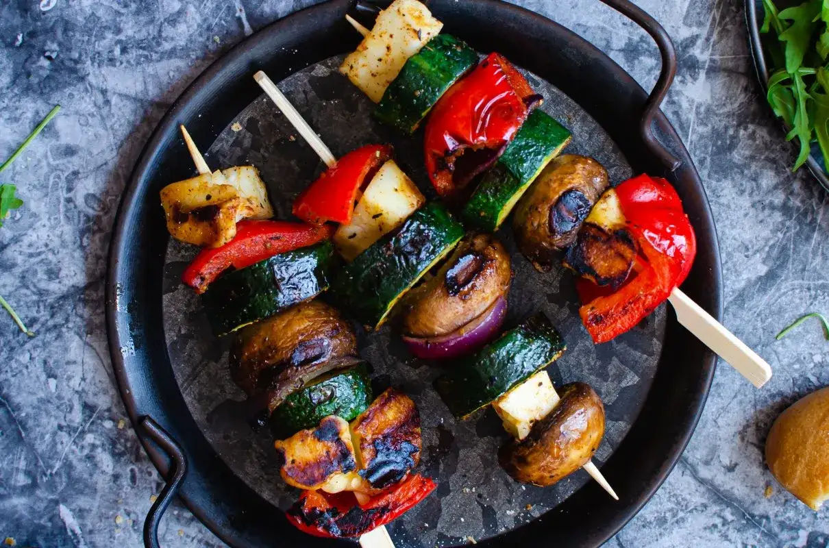 Pyszne szaszłyki warzywne z grilla: papryka, cukinia, pieczarki i ser halloumi. Idealne co na grilla!
