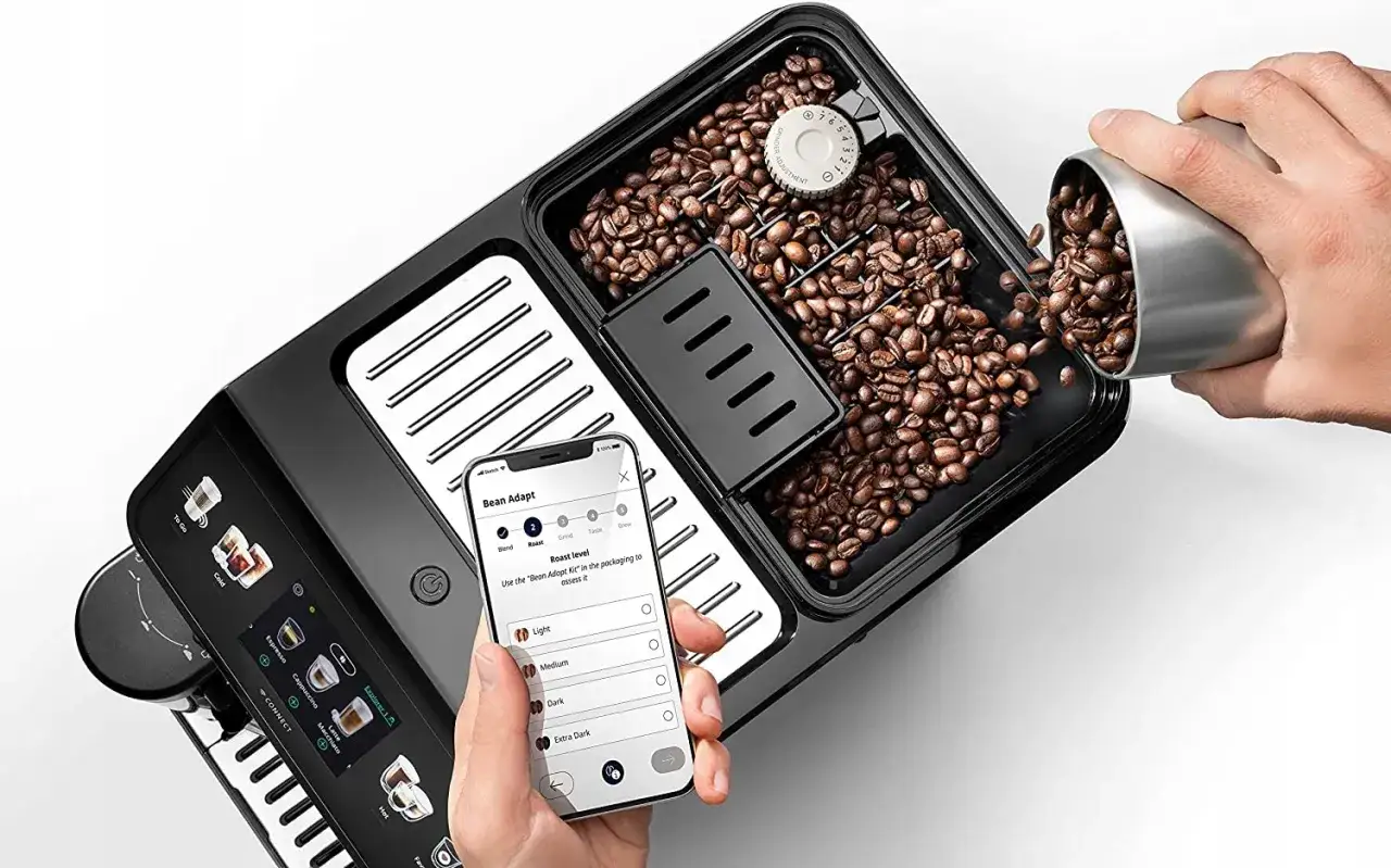 ekspres do kawy z funkcją cold brew lub sterowaniem smartfonem