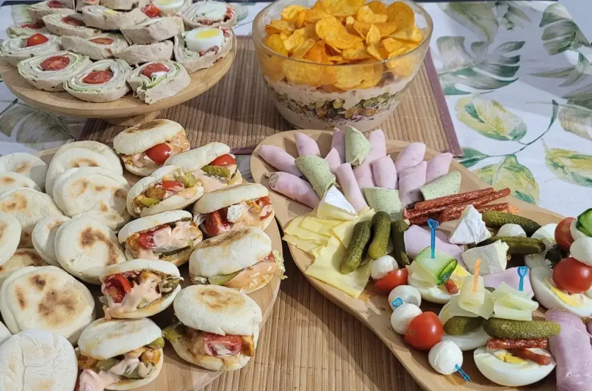 Proste przepisy na przekąski w 15 minut: mini kanapeczki, roladki, koreczki i chipsy. Idealne na szybką imprezę!