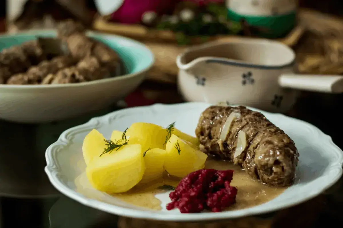 Zraz wieprzowy z ziemniakami, buraczkami i koperkiem. Pyszne danie obiadowe.