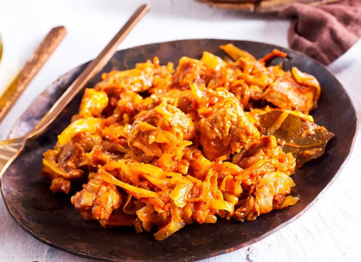 Pyszny, domowy bigos na talerzu. Aromatyczne mięso i kapusta tworzą idealny przepis na polskie danie.