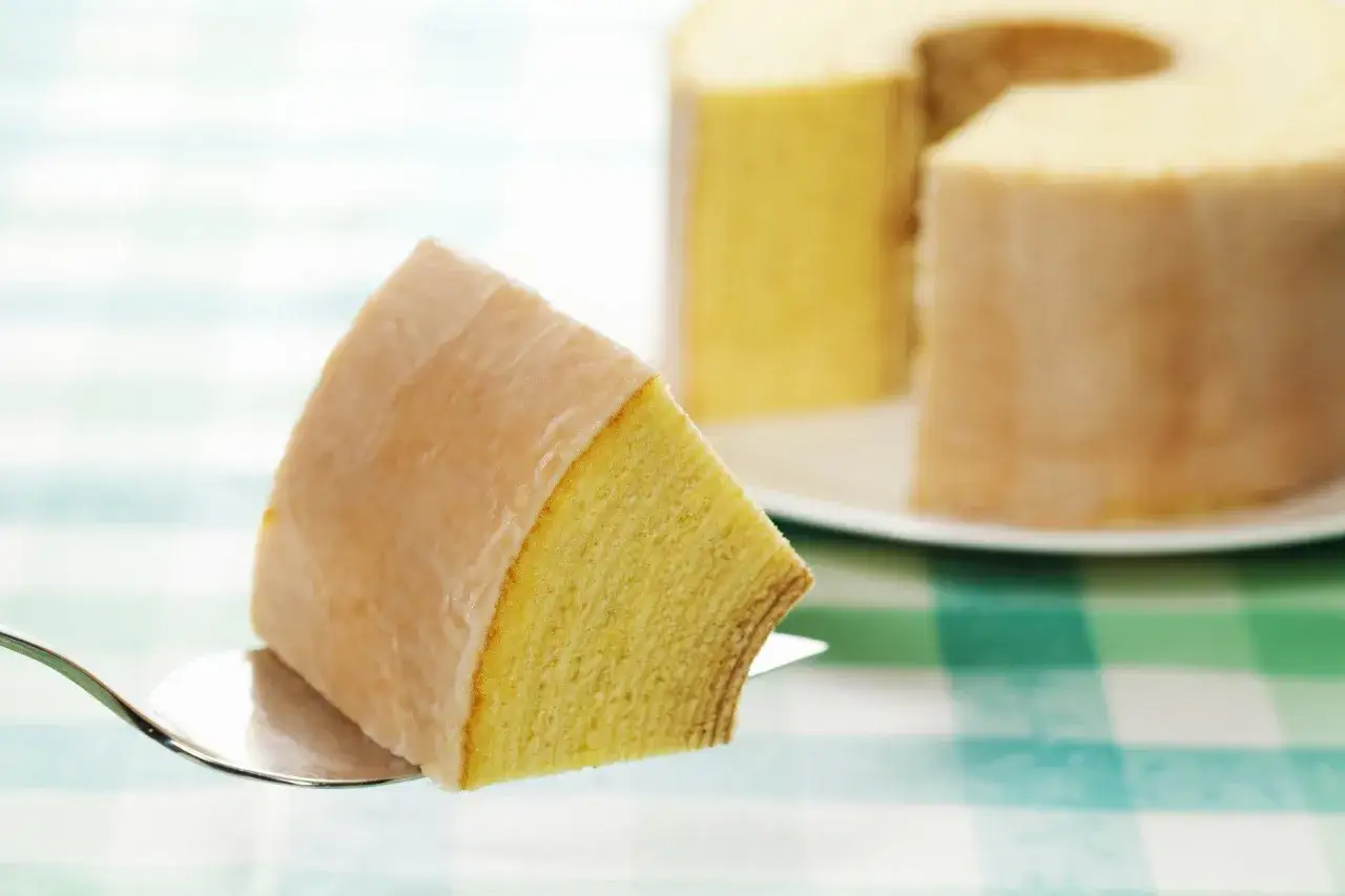 Kawałek pysznego sękacza z lukrem na łopatce. Idealny na deser, gdy szukasz sprawdzonego sękacz przepis.