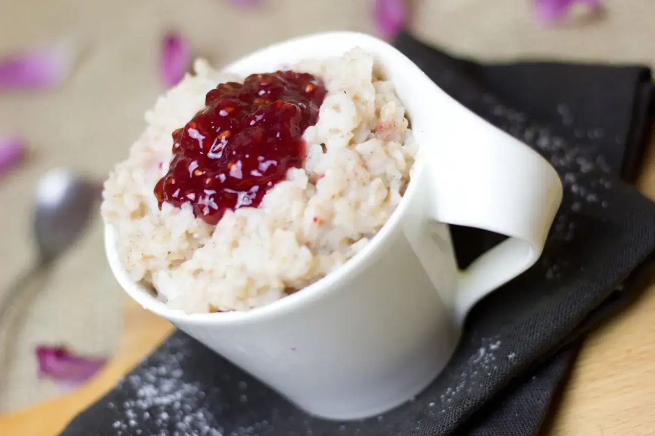Pudding ryżowy z owocami i cynamonem
