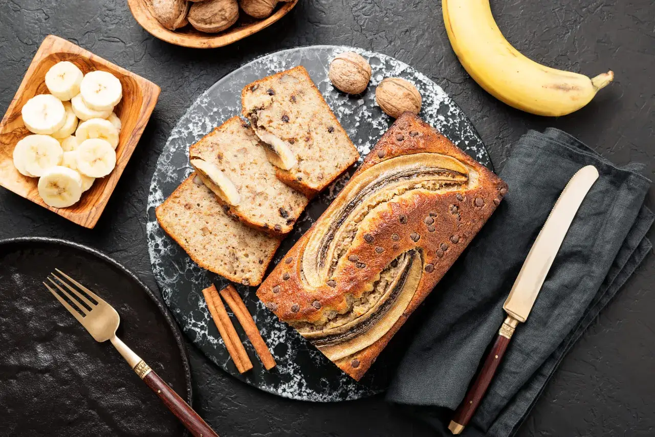 krojony chlebek bananowy z dodatkami