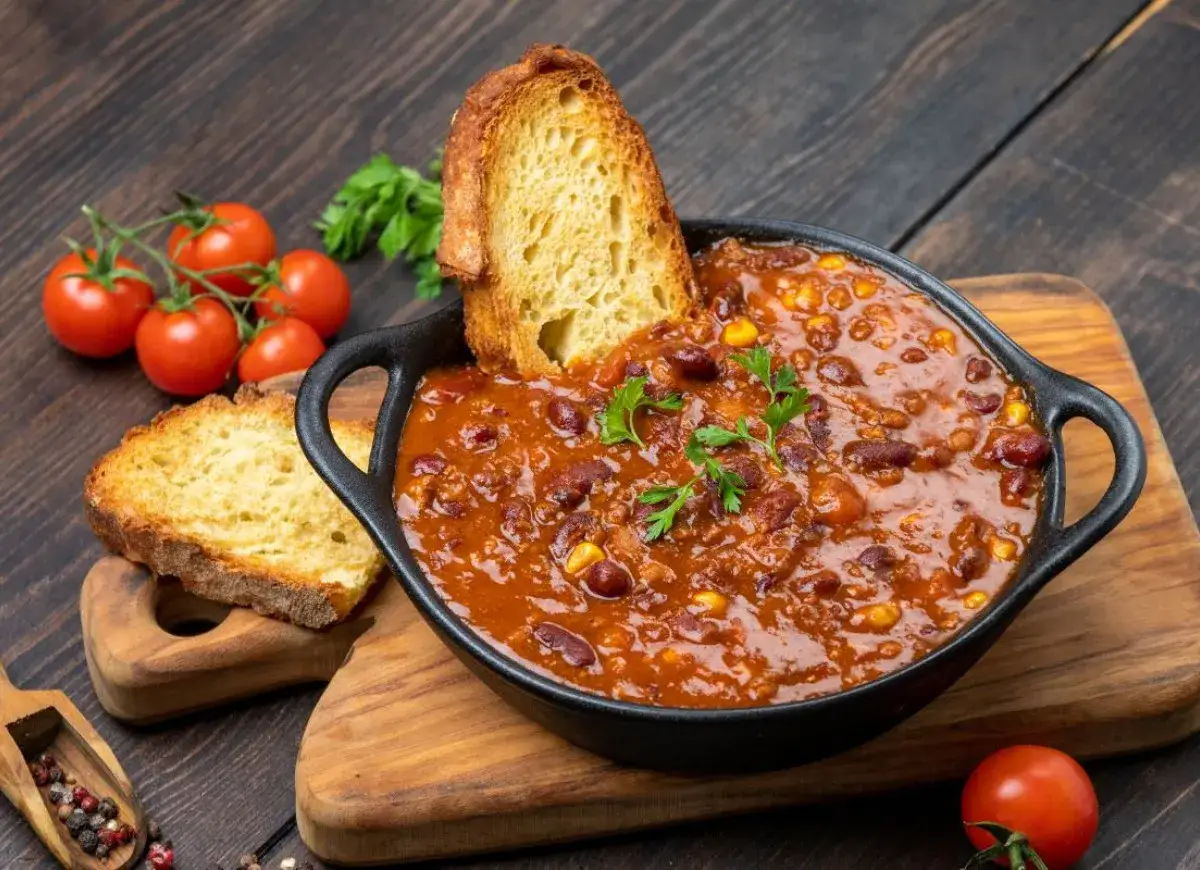 Gęste chili con carne z fasolą i kukurydzą, podane z grzankami. Idealny obiad na dwa dni, który rozgrzeje i nasyci.