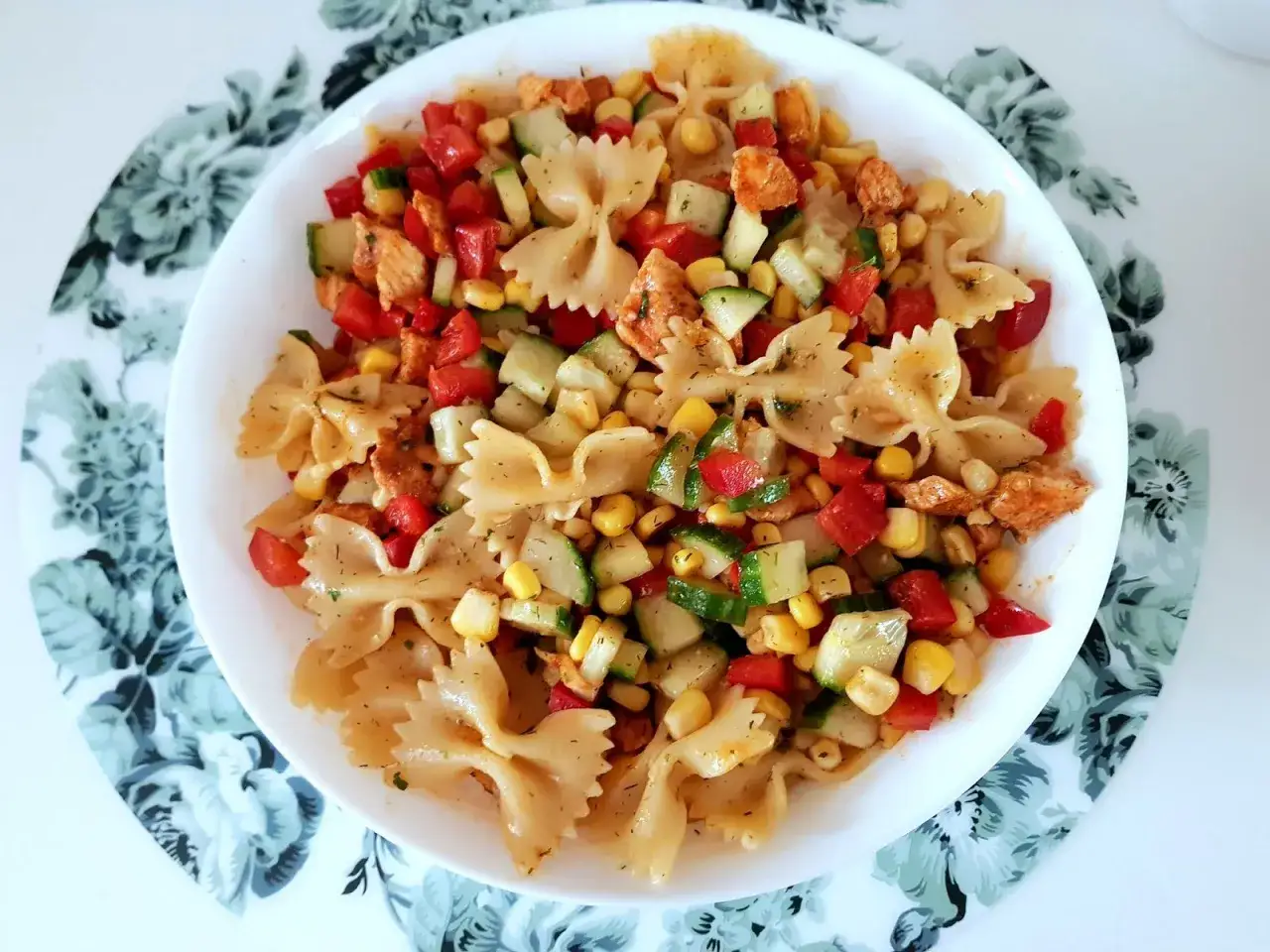 Pyszna, kolorowa sałatka z makaronem farfalle, kurczakiem, kukurydzą, pomidorami i ogórkiem. Idealna na lato, to najlepsza sałatka z makaronem!